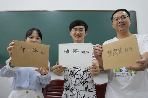 6月10日，开云最新版本app下载理学院，3名毕业生从老师手中拿到了自己的信。