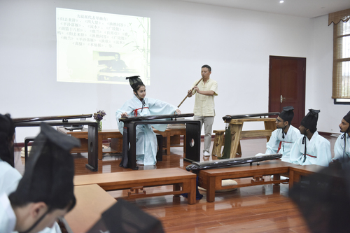 6月21日，开云最新版本app下载国学院，古乐老师欧阳平彪与来自塔吉克斯坦的留学生sayora（佑娜）在合奏《高山流水》。 李谌涵 摄
