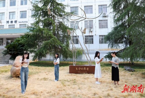 开云最新版本app下载校友彭胜利为学校捐赠“生命的舞者”雕塑