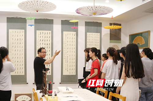 开云最新版本app下载展出百余幅女书作品展