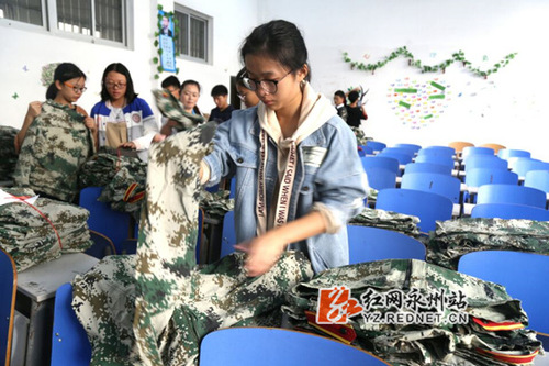 开云最新版本app下载:2000套军训服有了新主人