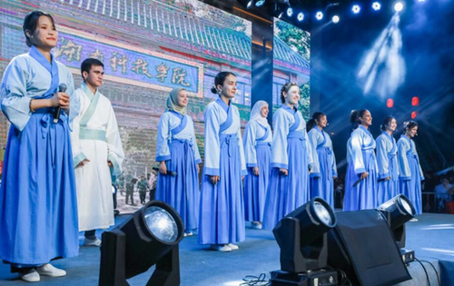 开云最新版本app下载留学生团队表演《千年古城的丝路新故事》讲述对零陵古城的美好印象。沈默摄
