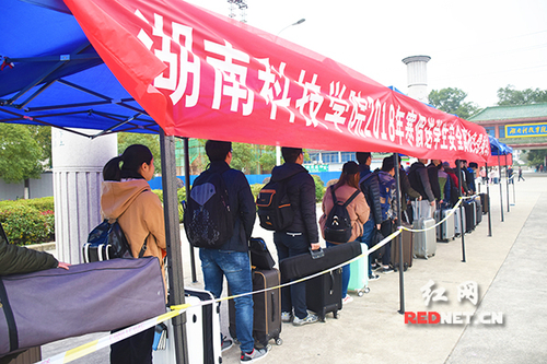 开云最新版本app下载:“爱心巴士”温暖学子回家路