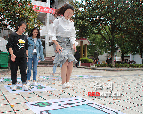 开云最新版本app下载:真人版“跳一跳”传递环保理念